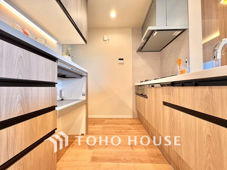 キッチン 【KITCHEN】◆ワクワク◆開放的で機能性も高いシステムキッチン。お子様は毎日のご飯にワクワク！