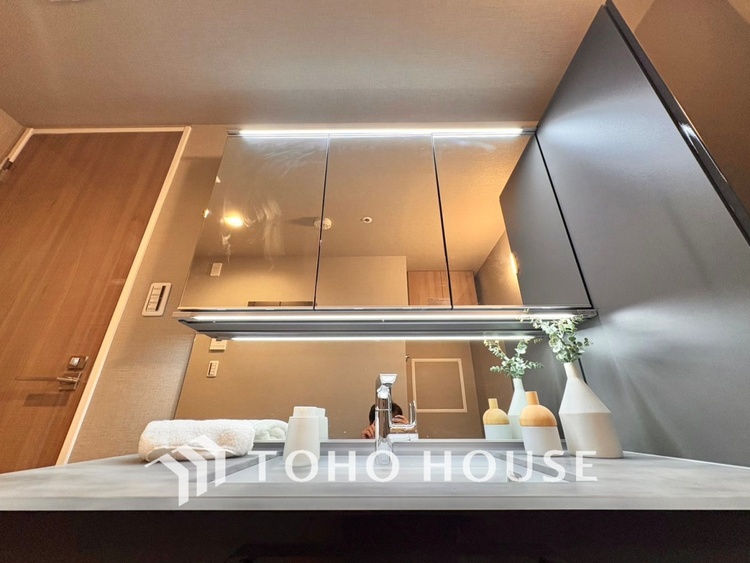 洗面 【WASHROOM】◆快適◆煌びやかな暮らしの中にも忘れたくない快適さ。大きな収納が助けてくれます。