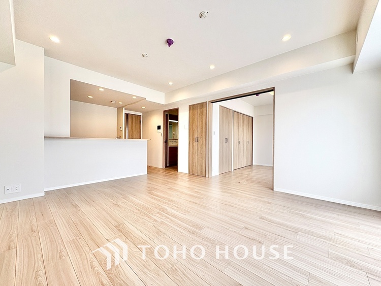 内装 【Cool wind】◆窓を開けると◆冷涼な風、そよぐリビング。だんらんの場所はここから始まり、ここで終わる。家族の笑顔が集う素敵な場所だから、こだわり抜いた思いが詰まっているのだと思う。