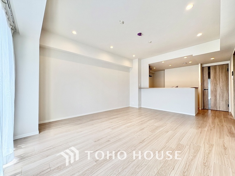 内装 ◆サンサンと◆差し込む太陽の光がこのリビングに笑いをもたらす。