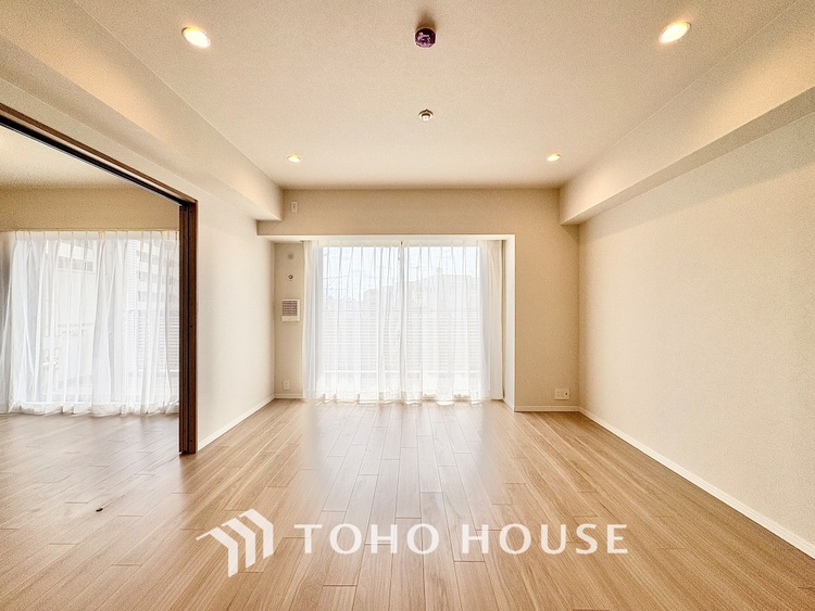 内装 ◆サンサンと◆差し込む太陽の光がこのリビングに笑いをもたらす。