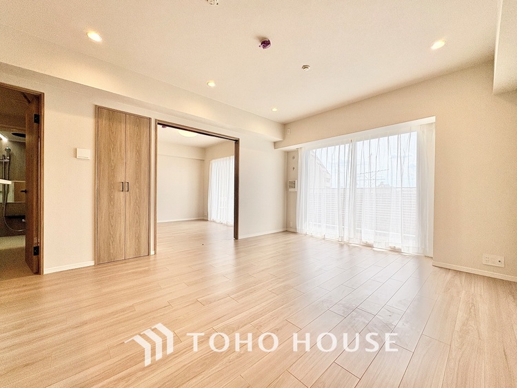 内装 ◆サンサンと◆差し込む太陽の光がこのリビングに笑いをもたらす。