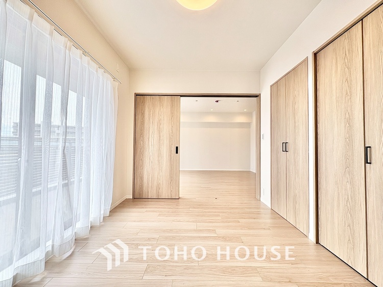 内装 ◆時を忘れる場所◆ここにはみんなが集い、食事と楽しい会話が始まる。話に夢中になりすぎて、ついつい時を忘れ夜半過ぎになってしまう。そんな束の間の幸せを感じさせてくれる場所でありたい。