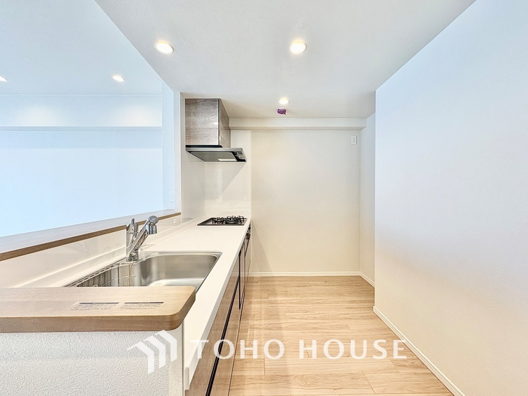 キッチン 【cooking papa is here】料理が苦手な人でも、チャレンジしてみたくなるワイドスパンのキッチン。家族の食卓がここから始まる。