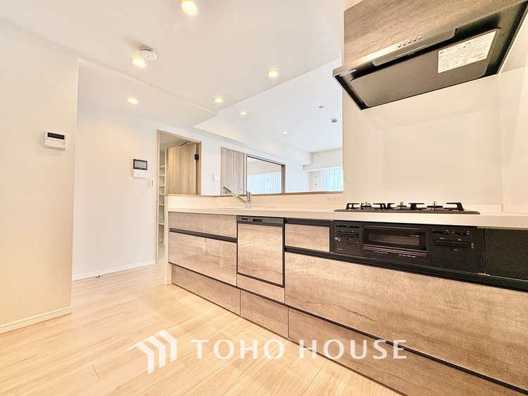 キッチン 【cooking papa is here】料理が苦手な人でも、チャレンジしてみたくなるワイドスパンのキッチン。家族の食卓がここから始まる。