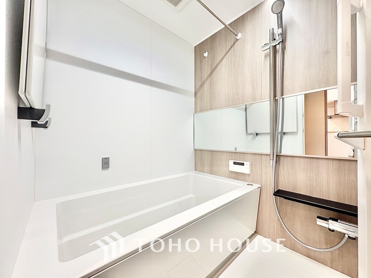 風呂 【Bathroom makes you free】疲れを翌日に残さない。そのための広々としたお風呂。足を伸ばしてさあ浸かろう。