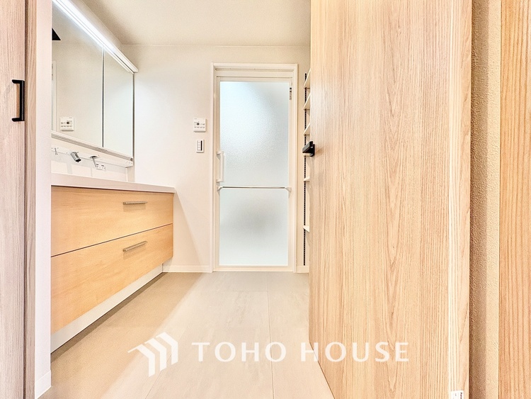 洗面 【Powderroom】広く使い勝手のよい空間と設備で演出。シンプルな使いやすさだけでなくたっぷりの収納力も実現。