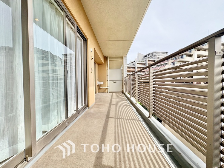 バルコニー 【the view of the sunlight】日差しと景色を取り入れつつ、プライベートな空間を演出するバルコニー