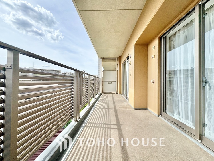 バルコニー 【the view of the sunlight】日差しと景色を取り入れつつ、プライベートな空間を演出するバルコニー