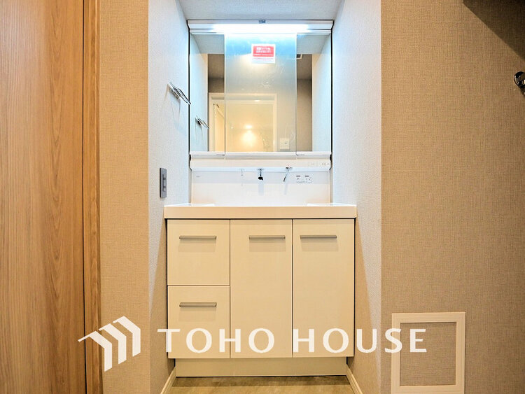 洗面 白を基調とした洗面台。身だしなみを整えやすく収納量も良好です