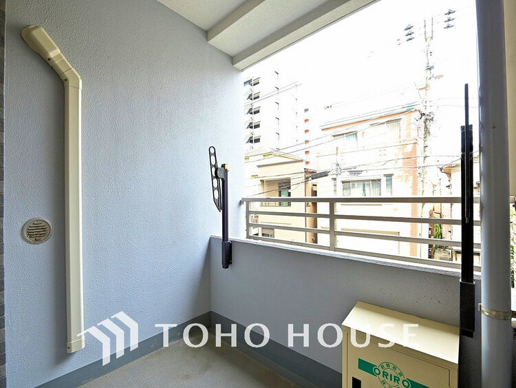 バルコニー 日当たりの良いバルコニーで晴れの日の洗濯物も楽しみになりますね