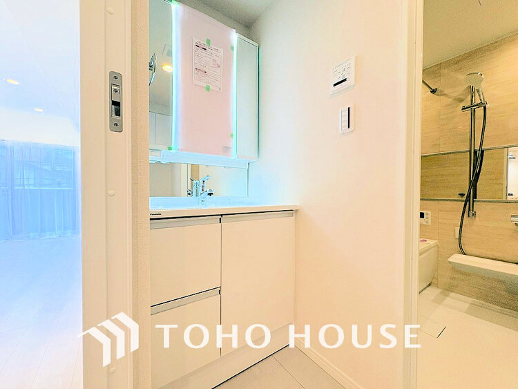 洗面 白を基調とした清潔感のある洗面室で朝の身支度を