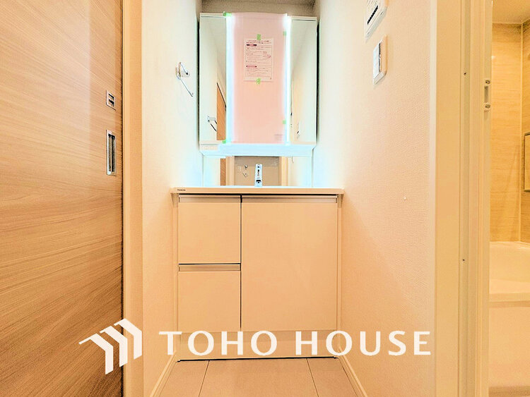 洗面 落ち着きのある色合いでまとめられた洗面室