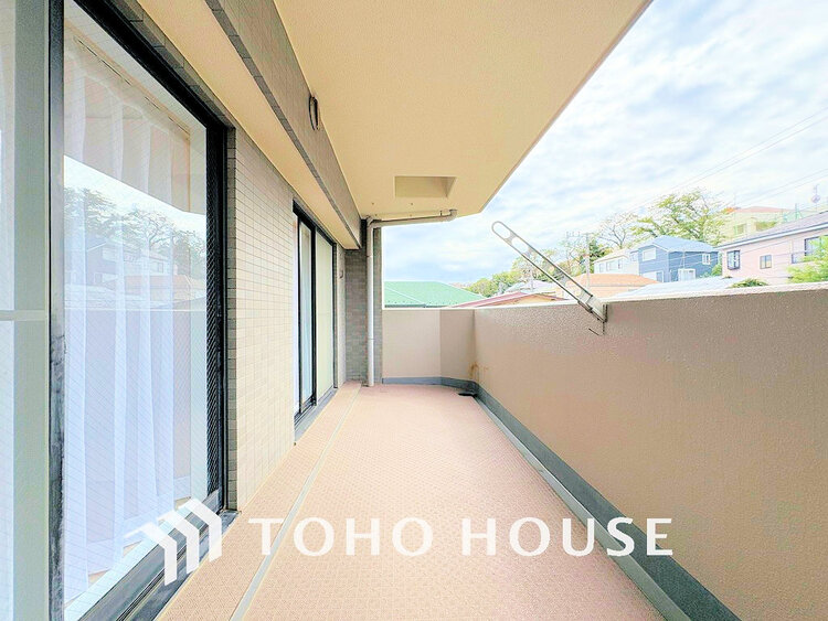 バルコニー 日当たりの良いバルコニーで晴れの日の洗濯物も楽しみになりますね