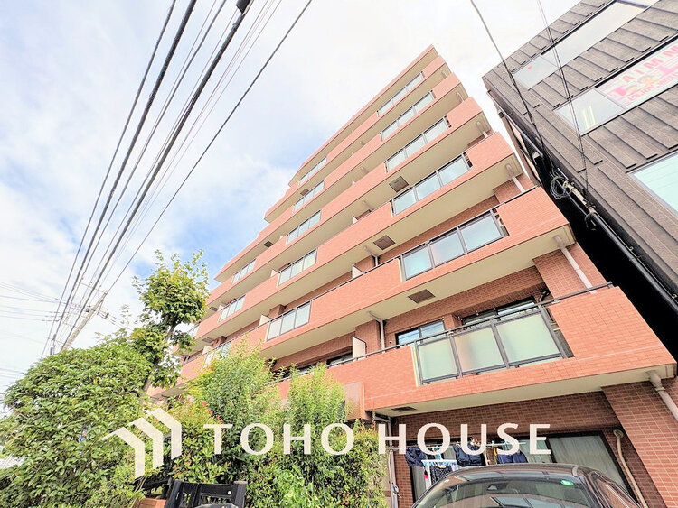 外観 〜最寄駅から平坦アプローチ〜南東向きにつき陽当たり良好〜新規リフォーム住戸〜