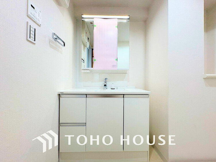 洗面 白を基調とした清潔感のある洗面室で朝の身支度を