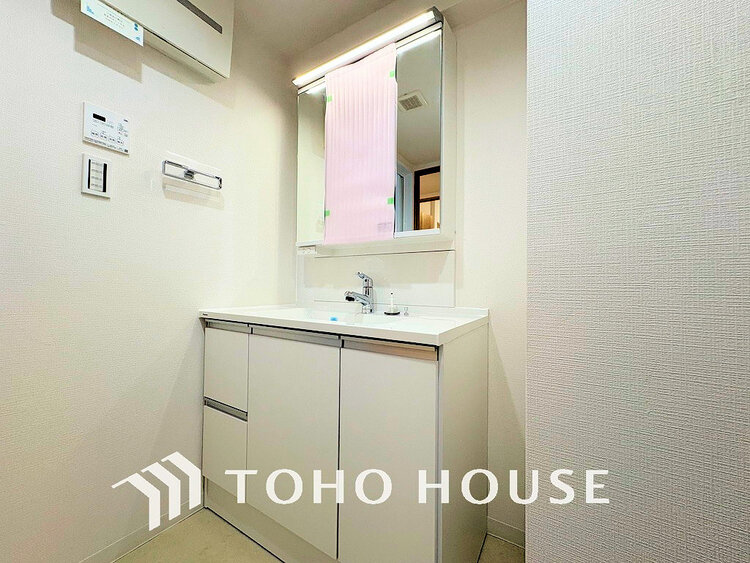 洗面 落ち着きのある色合いでまとめられた洗面室