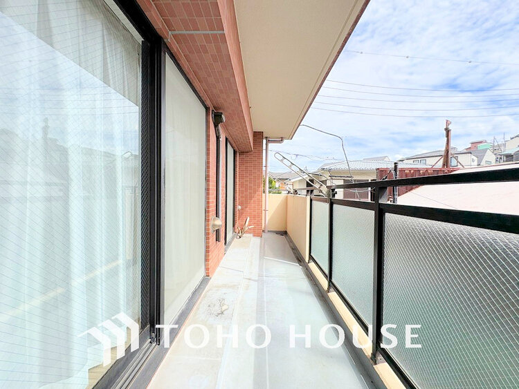 バルコニー 日当たりの良いバルコニーで晴れの日の洗濯物も楽しみになりますね