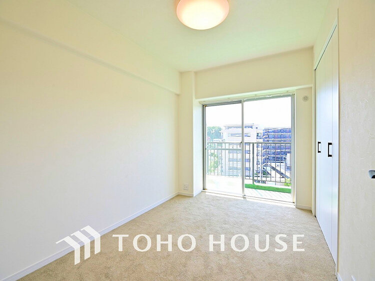 内装 採光もある洋室は、くつろぎのひと時を過ごすのにぴったり