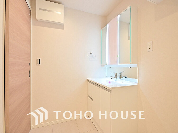 洗面 白を基調とした洗面台。身だしなみを整えやすく収納量も良好です