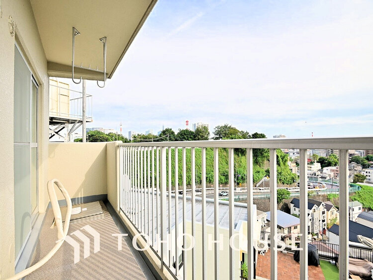 バルコニー 日当たりの良いバルコニーで晴れの日の洗濯物も楽しみになりますね