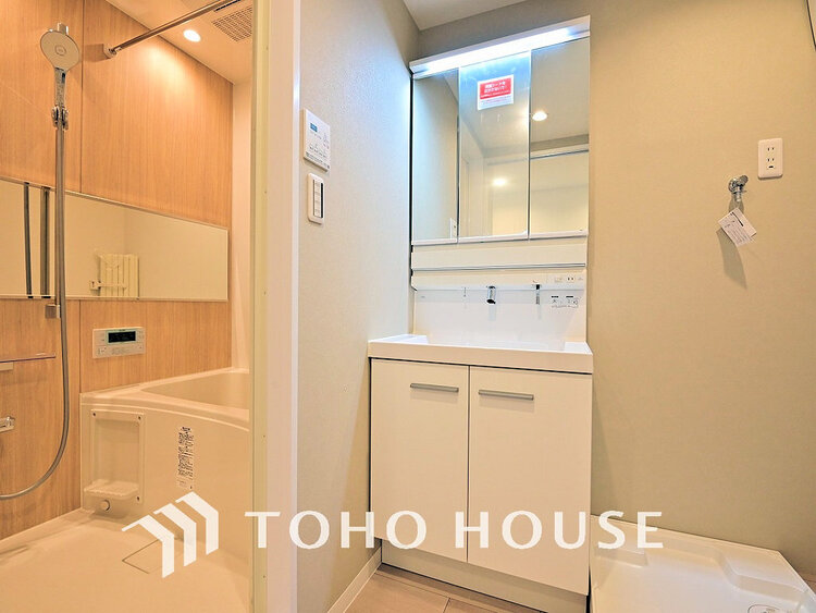 洗面 白を基調とした清潔感のある洗面室で朝の身支度を