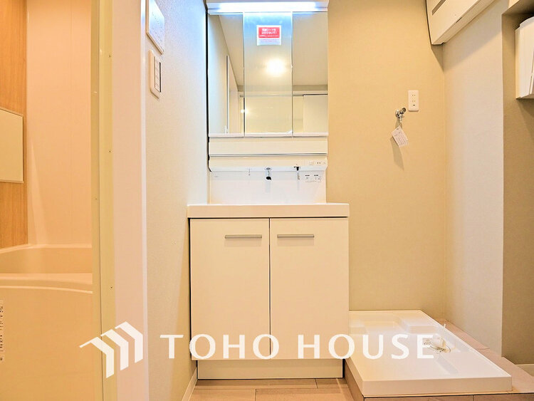 洗面 落ち着きのある色合いでまとめられた洗面室