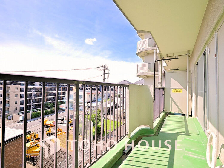 バルコニー 日当たりの良いバルコニーで晴れの日の洗濯物も楽しみになりますね