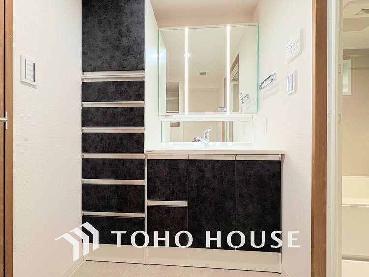 洗面 落ち着いた色合いの洗面台。身だしなみを整えやすく収納量も良好です