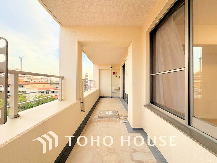 バルコニー 日当たりの良いバルコニーで晴れの日の洗濯物も楽しみになりますね