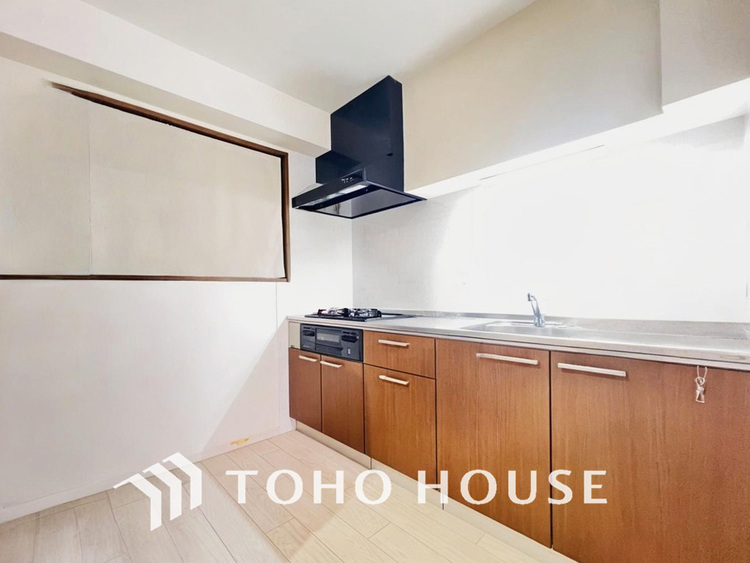 キッチン シンプルな部屋の雰囲気に溶け合うナチュラルキッチン（現地には家具があります）