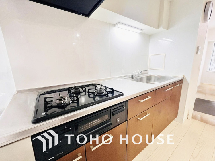 キッチン デザインと機能性を兼ね備えたシステムキッチン（現地には家具があります）