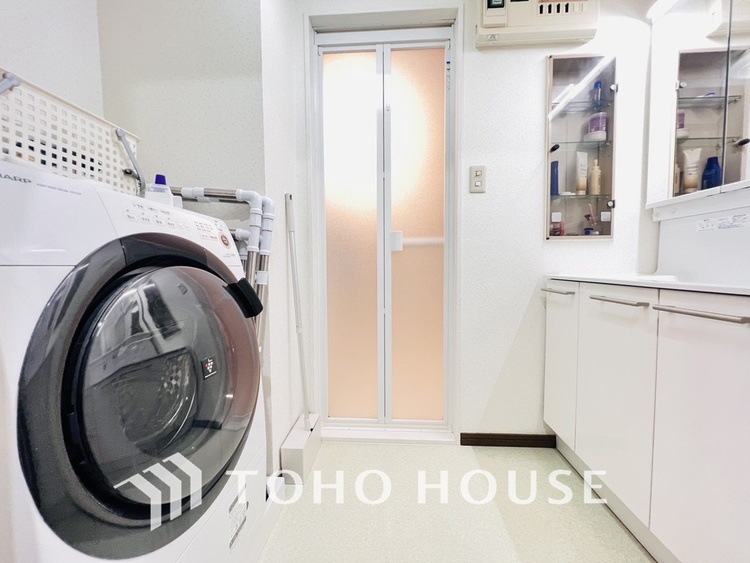 洗面 白を基調とした清潔感のある洗面室