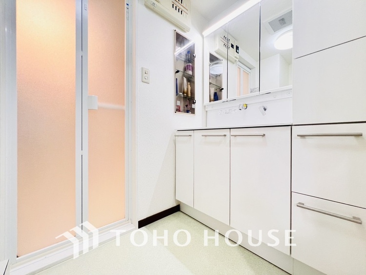 洗面 新規設置の洗面化粧台。収納豊富で使い勝手の良い3面鏡です