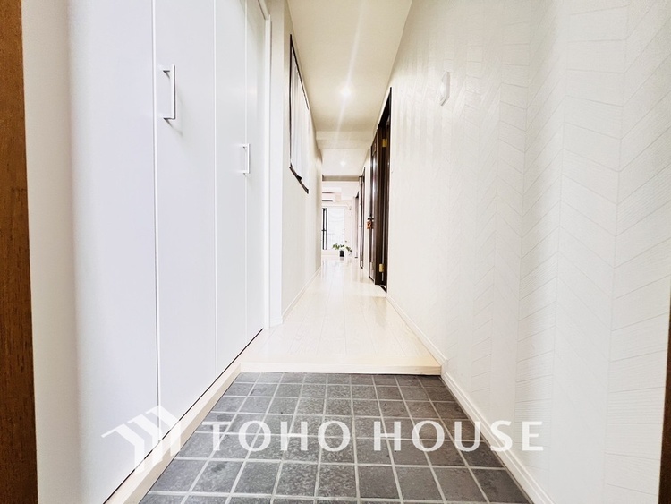 玄関 飾り過ぎないシンプルな内装の玄関