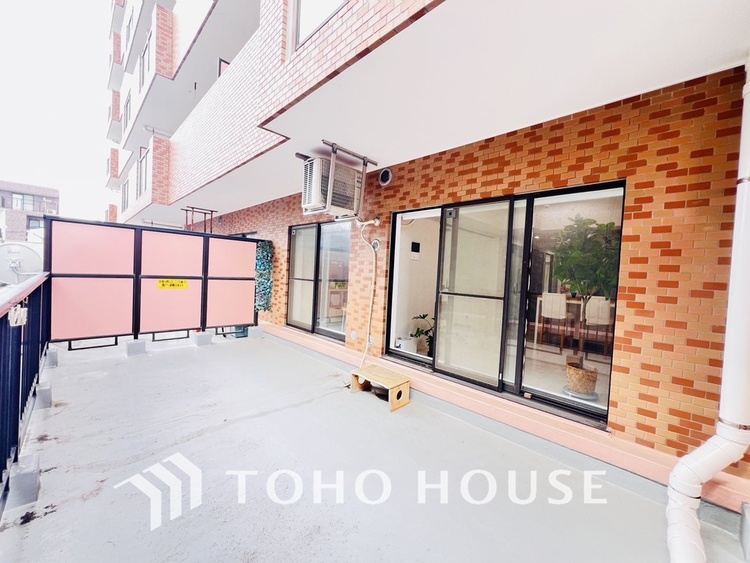 バルコニー 朝の澄んだ空気や、夕方に吹く清々しい風を感じられる広々としたルーフバルコニー