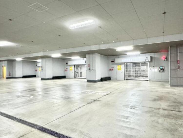 駐車場 駐車場は室内に設けている為、雨の日でも車が汚れる心配がありません。
