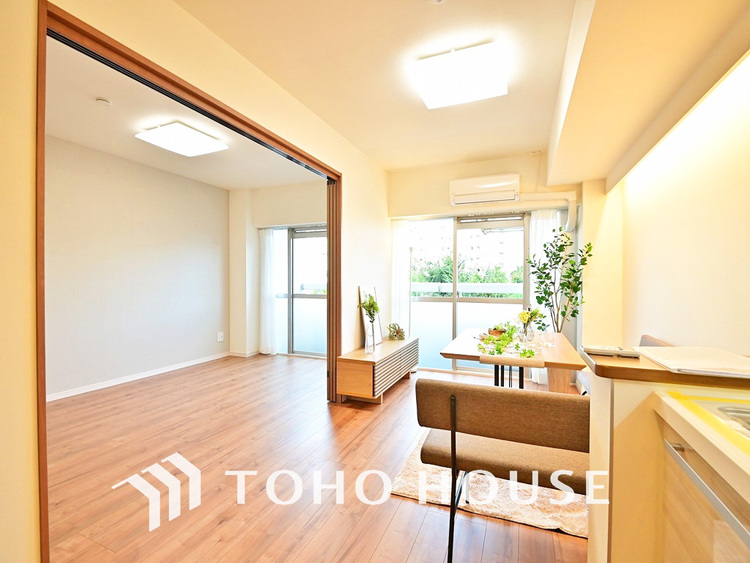 内装 上質な時間を育む暮らしのメインステージ。寛ぎとコミュニケーションを育む居心地のよい場所