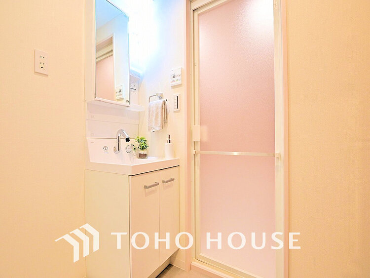 洗面 白を基調とした清潔感のある洗面室で朝の身支度を