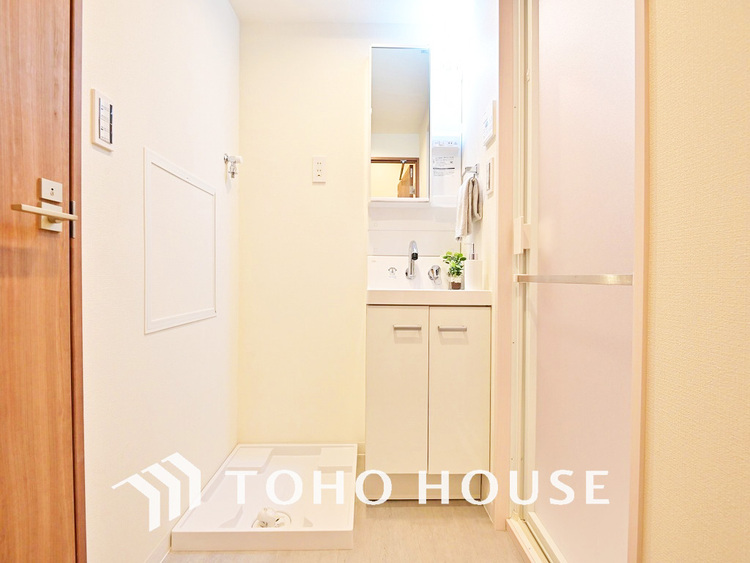 洗面 落ち着きのある色合いでまとめられた洗面室