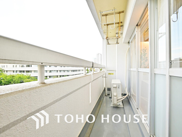 バルコニー 日当たりの良いバルコニーで晴れの日の洗濯物も楽しみになりますね