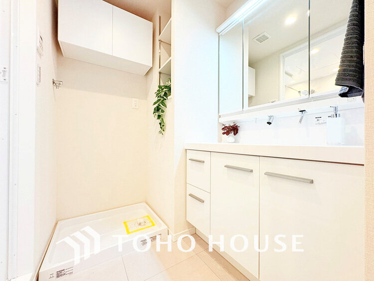 洗面 白を基調とした清潔感のある洗面室で朝の身支度を