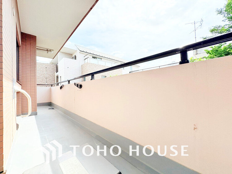 バルコニー 日当たりの良いバルコニーで晴れの日の洗濯物も楽しみになりますね