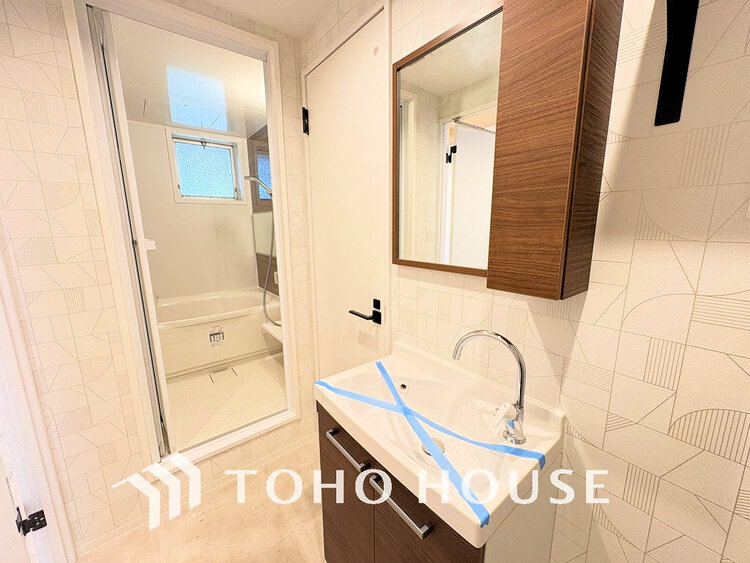 洗面 落ち着いた色合いの洗面台。身だしなみを整えやすく収納量も良好です