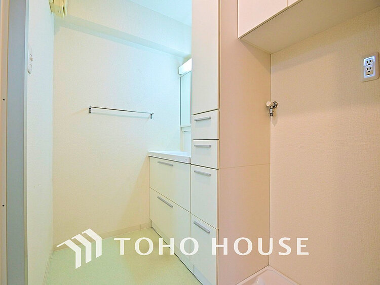 洗面 白を基調とした清潔感のある洗面室で朝の身支度を