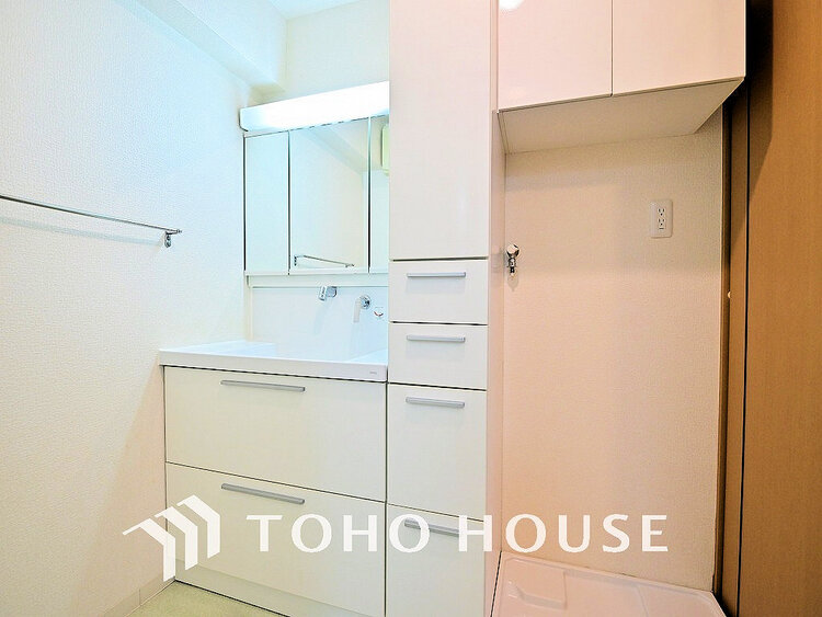 洗面 落ち着きのある色合いでまとめられた洗面室