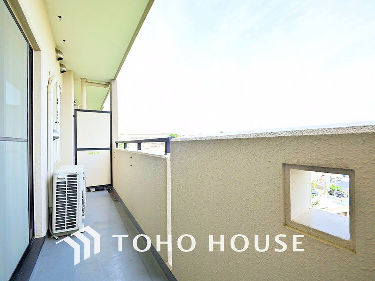 バルコニー 日当たりの良いバルコニーで晴れの日の洗濯物も楽しみになりますね