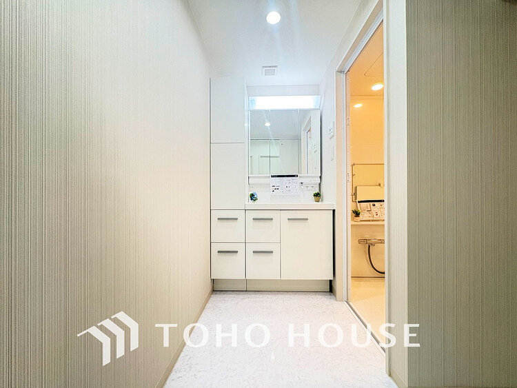 洗面 白を基調とした洗面台。身だしなみを整えやすく収納量も良好です