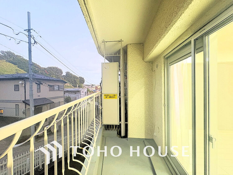 バルコニー 日当たりの良いバルコニーで晴れの日の洗濯物も楽しみになりますね