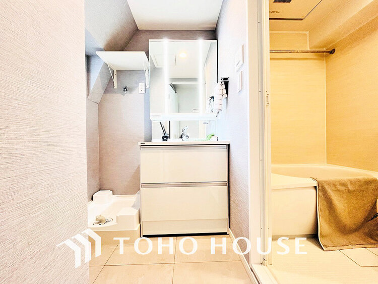 洗面 白を基調とした洗面台。身だしなみを整えやすく収納量も良好です